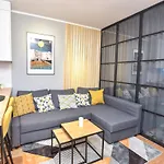 Apartman Bee One *
